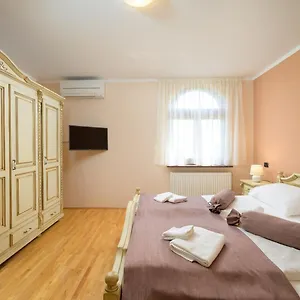 Apartment Penthouse Aurora, Manjadvorci